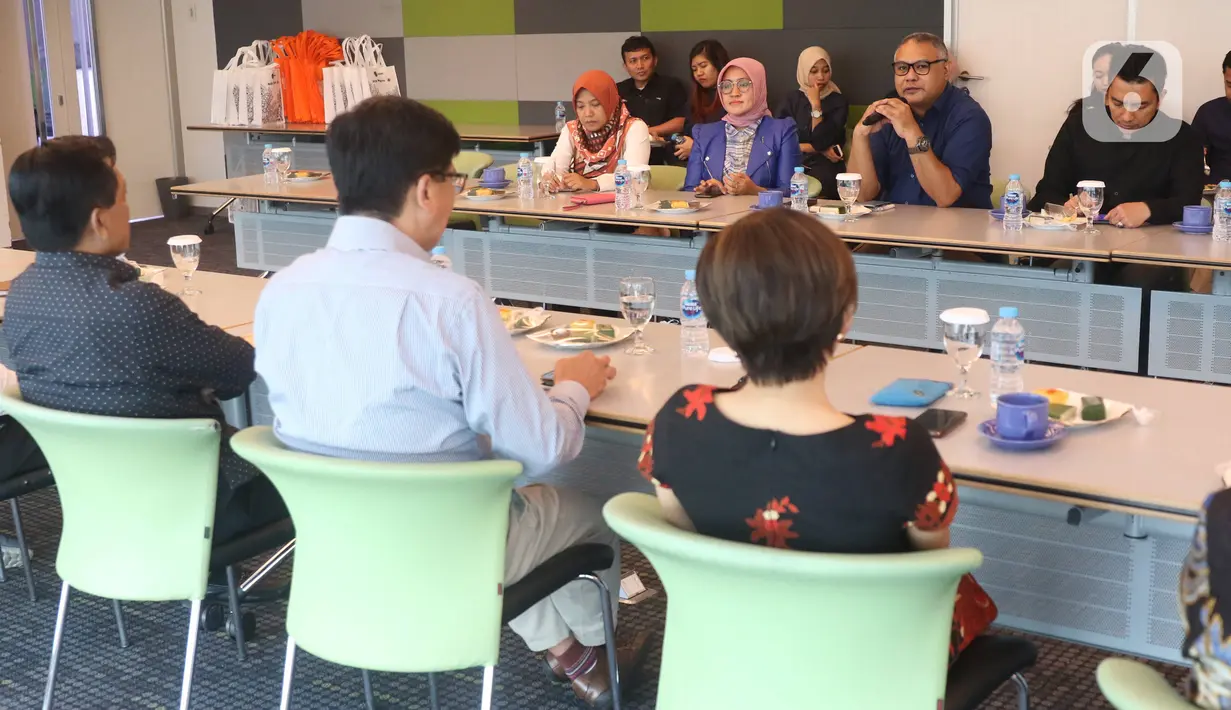 Suasana pertemuan antara  Komisioner Komisi Penyiaran Indonesia (KPI) dengan jajaran direksi SCTV dan Indosiar di SCTV Tower, Jakarta, Rabu (26/2/2020). Dalam pertemuan  silahturahmi tersebut KPI menilai baik tayangan-tayangan pada SCTV dan Indosiar. (Liputan6.com/Angga Yuniar)