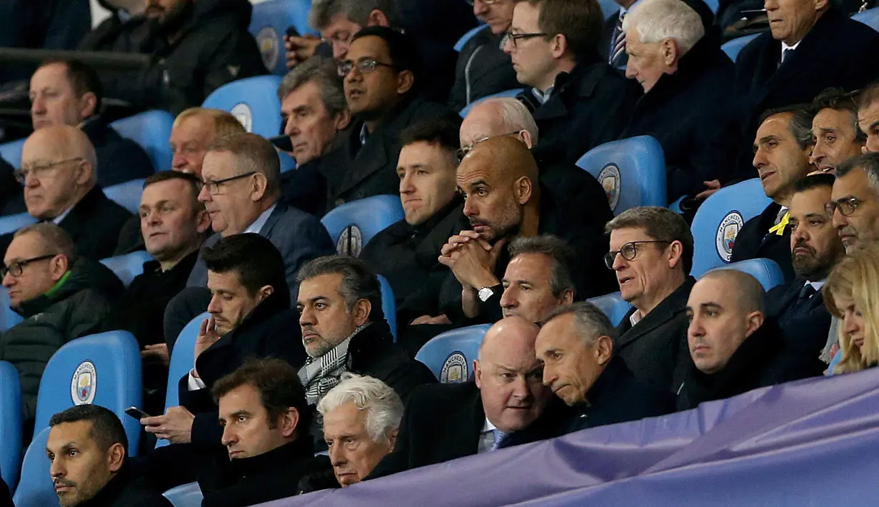 Pelatih Manchester City, Pep Guardiola melihat dari bangku penonton saat timnya dipecundangi Liverpool pada leg kedua perempat final Liga Champions di Etihad, Rabu (11/4). Wasit mengirim Guardiola ke bangku penonton saat paruh babak. (Tim Goode/PA via AP)