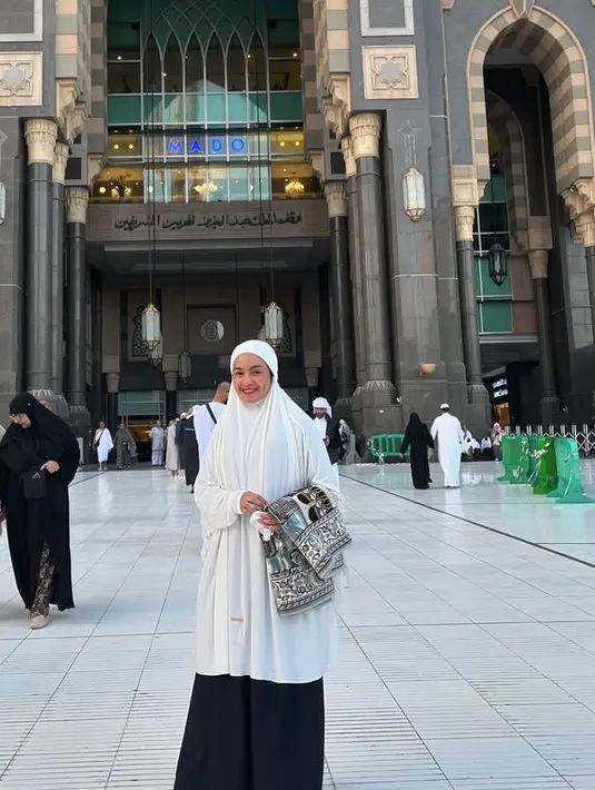 Intan Nuraini juga baru saja umroh di penghujung tahun 2023. Ia tampil dengan kerudung instan putih panjang dipadukan rok hitam panjang. [@intan_nuraini23]