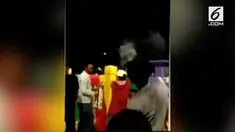Seorang warga terluka saat menyambut malam pergantian tahun di Banjarmasin. Paralon mercon yang ia pegang tiba-tiba meledak.