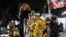 Warga menunjukkan bunga hias di Pasar Rawamangun, Jakarta, Rabu (12/5/2021). Berburu bunga hias seperti sedap malam dan krisan merupakan salah satu tradisi warga muslim di Ibu Kota untuk digunakan sebagai penghias rumah saat perayaan Idul Fitri. (merdeka.com/Iqbal S. Nugroho)