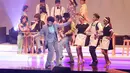 Keriuhan pun terjadi saat penyanyi legend Fariz RM menyanyikan lagu yang berjudul Sakura lantaran para penonton turut bernyanyi dengan sangat antusias. (Deki Prayoga/Bintang.com)