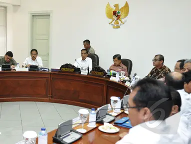 Presiden Joko Widodo didampingi Wakil Presiden Jusuf Kalla menggelar rapat terbatas (ratas) di Kantor Presiden, Komplek Istana Kepresidenan, Jakarta, Rabu (11/3/2015). (Liputan6.com/Faizal Fanani)