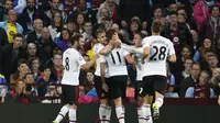Para pemain Manchester United rayakan gol Adnan Januzaj ke gawang Aston Villa (Reuters)