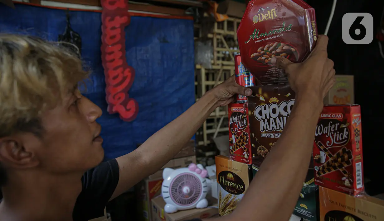 Penjual membuat parcel untuk dikirim ke konsumen di Kawasan CIkini, Jakarta, Selasa (27/4/2021). Permintaan parcel menjelang Idul Fitri 1442 Hijriah mulai meningkat dengan harga bervariasi Rp300 ribu hingga Rp 3 juta per unit tergantung isi parcel, ukuran, dan model. (Liputan6.com/Faizal Fanani)