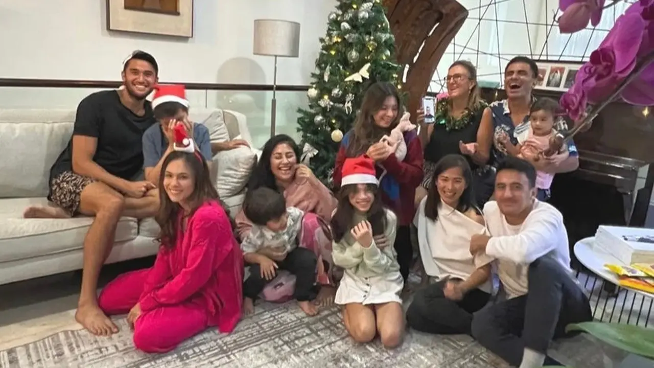 Gaya Wulan Guritno Rayakan Natal Bersama Keluarga dan Pacar, Cantik dengan Outfit Serba Pink
