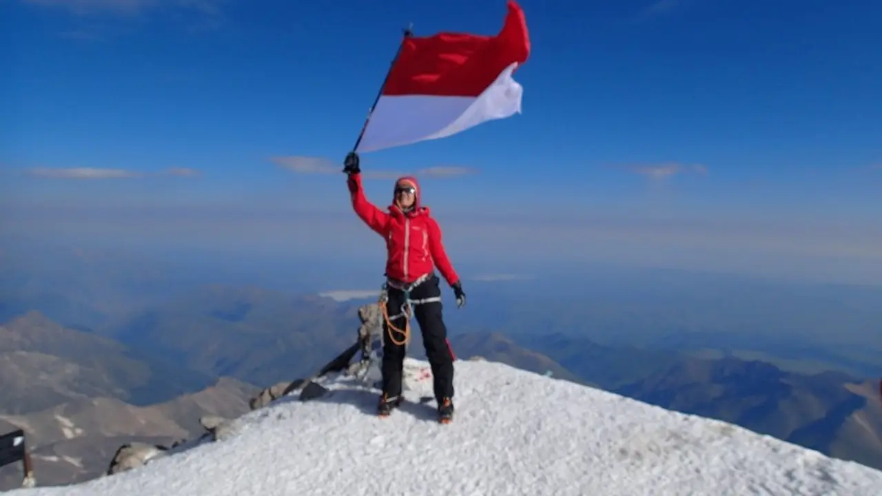 Misi Pemberdayaan Perempuan dalam Ekspedisi Mendaki 7 Puncak Tertinggi dengan Putri Handayani