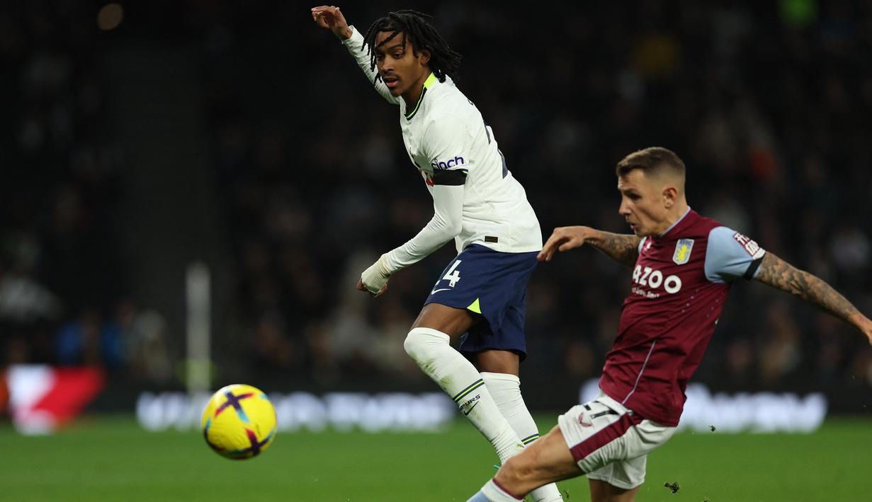 Bek Tottenham Hotspur, Djed Spence (kiri) berebut bola dengan bek Aston Villa, Lucas Digne pada laga Liga Inggris 2022/2023 di Tottenham Hotspur Stadium, London (1/1/2023). Djed Spence. Djed Spence didatangkan Tottenham Hotspur dari Middlesbrough pada awal musim 2022/2023. Hanya bermain dalam 6 laga di semua ajang hingga tengah musim 2022/2023, ia akhirnya dipinjamkan ke Rennes selama 6 bulan hingga akhir musim 2022/2023. (AFP/Adrian Dennis)