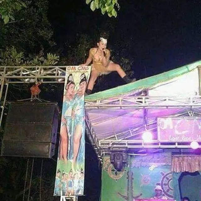 7 Aksi Biduan saat Manggung, Ada yang Panjat Pohon Hingga Salto di Atap