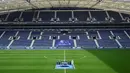 Peti mati mantan presiden FC Porto, Jorge Nuno Pinto da Costa ditempatkan di lapangan pertandingan stadion Dragao setelah upacara penghormatan di Stadion Dragao, Porto, Portugal pada 17 Februari 2025. Pinto da Costa, menjabat sebagai presiden FC Porto dari tahun 1982 hingga 2024 dan meninggal dunia pada usia 87 tahun. (AFP/Miguel Riopa)