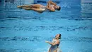 Tim putri Tiongkok beraksi di nomor final Team Free Combination renang indah Kejuaraan Dunia Akuatik 2015 di Kazan, Rusia. (1/8/2015). (AFP Photo/Martin Bureau)