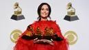 Kacey Musgraves berpose dengan penghargaan Grammy Awards 2019 di Staples Center, AS, Minggu (10/2). Kacey meraih penghargaan Album of the Year, Best Country Album, Best Country Song, dan Best Country Solo Performance. (Photo by Chris Pizzello/Invision/AP)