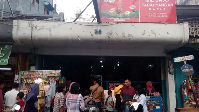 Mie Bakso Parahyangan di Jalan Ciledug 35, selalu ramai dikunjungi pembeli setiap harinya, menunya yang khas, membuat warga antri mendapatkan bakso di sana