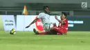 Pemain tengah Indonesia U-23, Zulfiandi (kiri) mencoba menahan pemain Korea Utara pada laga PSSI Anniversary Cup 2018 di Stadion Pakansari, Kab Bogor, Senin (30/4). Laga berakhir imbang 0-0. (Liputan6.com/Helmi Fithriansyah)