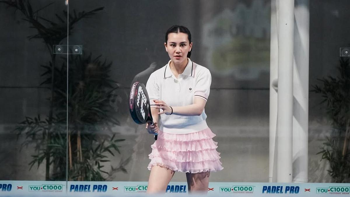 Gaya Sporty Girl Aaliyah Massaid Turnamen Padel Pertama Kali, Pakai Rok Tulle Pink yang Feminin