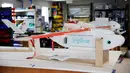 Drone Zipline diletakkan di ruangan sebelum demonstrasi penerbangan di lokasi dirahasiakan di San Francisco Bay Area, California, 5 Mei 2016. Drone buatan Zipline ini mampu terbang sejauh 120 km dan dapat membawa beban hingga 1,5 kg. (REUTERS/Stephen Lam)