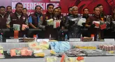 Kepala Badan Reserse Kriminal (Kabarekrim) Polri Komjen Wahyu Widada (tengah) bersama pejabat terkait menunjukkan hasil joint operation pengungkapan jaringan narkotika dan obat terlarang (narkoba) internasional di gedung Bareskrim Polri, Jakarta, Jumat (1/11/2024). (merdeka.com/Arie Basuki)
