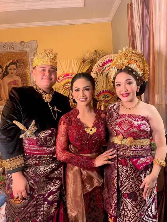 <p>Potret Krisdayanti Pakai Kebaya Bali Warna Merah (@krisdayantilemos)</p>