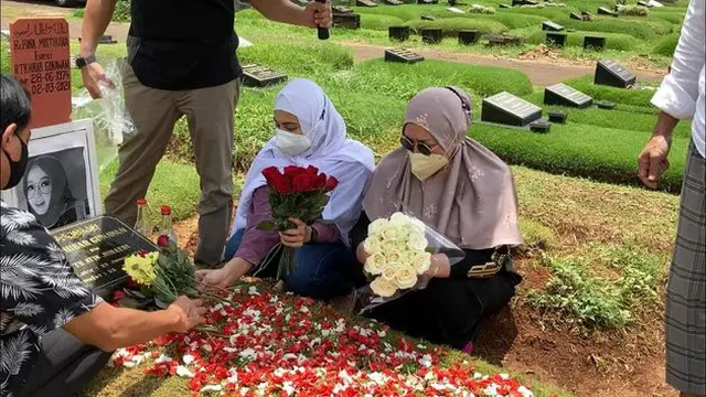 Potret Rekan Seleb Tanah Air Ziarah ke Makam Rina Gunawan. (Sumber: Kapanlagi.com)