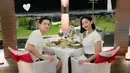 Tengah menikmati momen sebagai suami istri, kebersamaan Rendi Jhon dan Glenca Chysara ini bikin baper. Nikmati dinner dengan pemandangan indah di sekitarnya membuat momen keduanya makin terasa romantis. Status hubungan keduanya berubah, kebahagiaan terpancar jelas di wajah dua bintang sinetron Ikatan Cinta ini. (Liputan6.com/IG/@glencachysaraofficial)