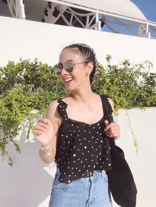 Gayanya yang trendi dengan rambut dikuncir, membuat Nasya dipuji netizen cantik. Ya, gaya OOTD Nasya memang banjir pujian netizen karena ia selalu terlihat fresh dan ceria. Senyum manis pun selalu terlihat di paras cantik Nasya Marcella. (Liputan6.com/IG/@nesyamarcella)