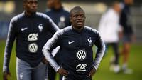 Gelandang Prancis N'Golo Kante mengikuti sesi latihan tim di Clairefontaine-en-Yvelines, barat daya Paris (8/10/2019). Prancis akan bertanding melawan Islandia di Kualifikasi Piala Eropa, Jumat (11/10/2019) di Laugardalsvöllur. (AFP Photo/Martin Bureau)