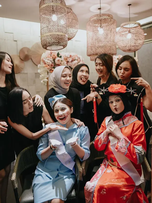 8 Momen Hangat Bridal Shower Cut Meyriska dan Roger Danuarta Bersama Sahabat
