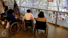 Penyandang disabilitas melihat aktivitas di Gedung BEI, Jakarta, Rabu (18/1). Sekolah ini digelar untuk memahami pentingnya peranan dalam meningkatkan literasi dan inklusi pasar modal Indonesia yang menyasar ke semua kalangan. (Liputan6.com/Angga Yuniar)