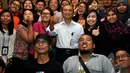 Busyro Muqoddas (tengah) saat berfoto bersama dengan para awak media yang biasa meliput di KPK, Jakarta, Selasa (16/12/2014). (Liputan6.com/Miftahul Hayat)