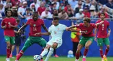 Pemain Prancis Kylian Mbappe mengontrol bola dibayangi pemain Maroko Issa Diop (14) dan Neil El Aynaoui (selama pertandingan perempat final Piala Dunia antara Prancis dan Maroko di Foxborough, Mass., dekat Boston, Kamis, 9 Juli 2026. (AP Photo/Stephanie Scarbrough)