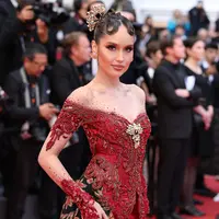 Cinta Laura tampil glamor dengan full makeup (L'Oreal Paris)