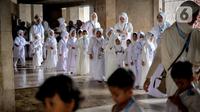 Murid TK jalan berbaris saat mengikuti edukasi manasik haji anak di Masjid At-Tin, Jakarta, Selasa (28/2/2023). Manasik haji yang diikuti puluhan murid TK se-Kecamatan Pasar Rebo tersebut dalam rangka mengenalkan rukun Islam kelima yakni ibadah haji serta tata cara melaksanakannya kepada anak sejak usia dini. (Liputan6.com/Faizal Fanani)