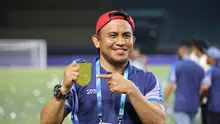 Pelatih Persita Tangerang, Ilham Jaya Kesuma memamerkan medali usal menjuarai ajang Elite Pro Academi kategori U-20 2024/2025 di Stadion Patriot Chandrabhaga, Bekasi pada Sabtu (22/2/2025). (Bola.com/Abdul Aziz)