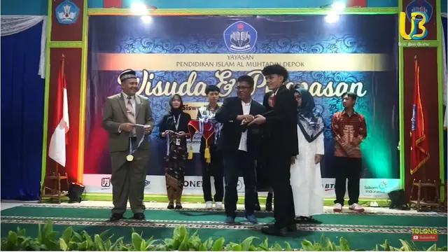 7 Potret Ucok Baba Datang ke Acara Wisuda Sekolah Putranya, Bikin Heboh