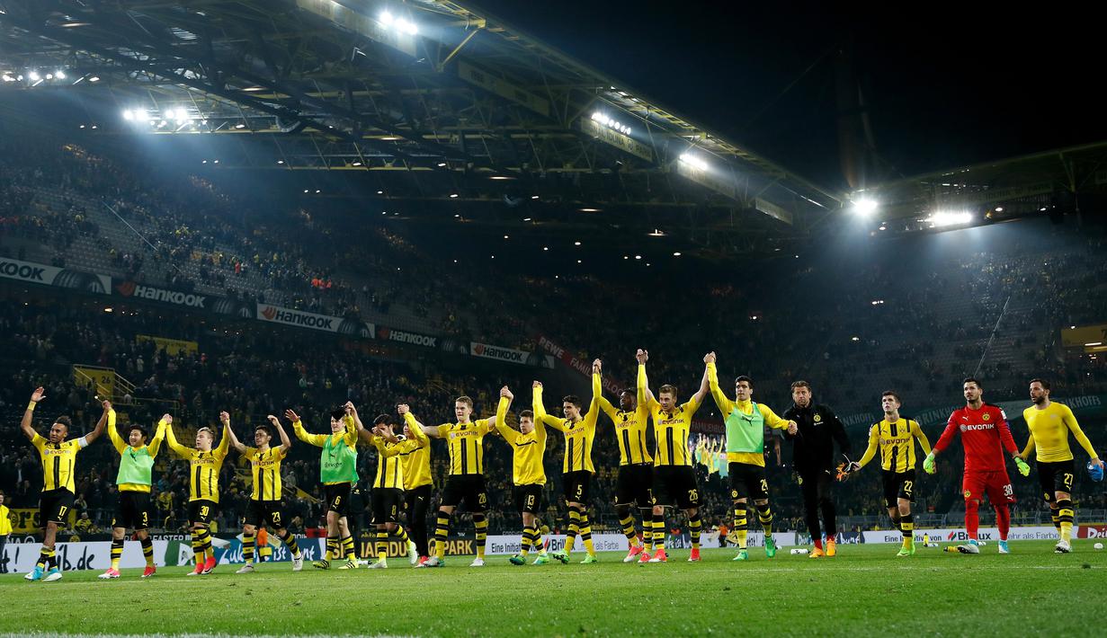 Para pemain Borussia Dortmund  melakukan selebrasi usai memastikan kemenangan atas Hamburg SV. Tambahan tiga poin ini tidak membuat posisi Dortmund beranjak dari urutan ke empat klasemen dengan 50 poin. (EPA/Friedmann Vogel)
