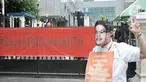 Massa yang tergabung dalam Aliansi Masyarakat Untuk Transparansi mengenakan topeng William Aditya saat aksi damai di Gedung DPRD DKI Jakarta, Rabu (4/12/2019). Mereka menuntut Badan Kehormatan DPRD DKI Jakarta menghormati serta mendukung anggota DPRD dari fraksi PSI itu (merdeka.com/Iqbal S Nugroho)