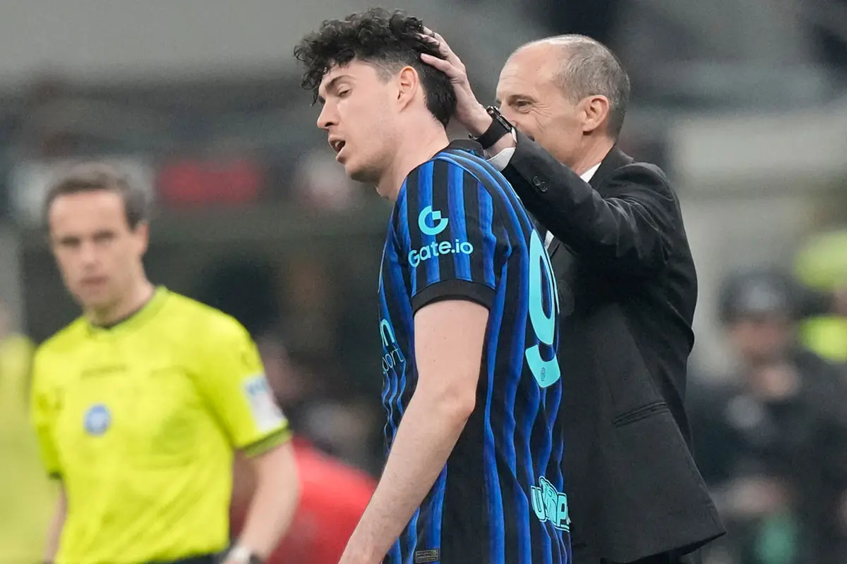 Pelatih AC Milan Massimiliano Allegri (kanan) menyentuh kepala pemain Inter Milan Alessandro Bastoni