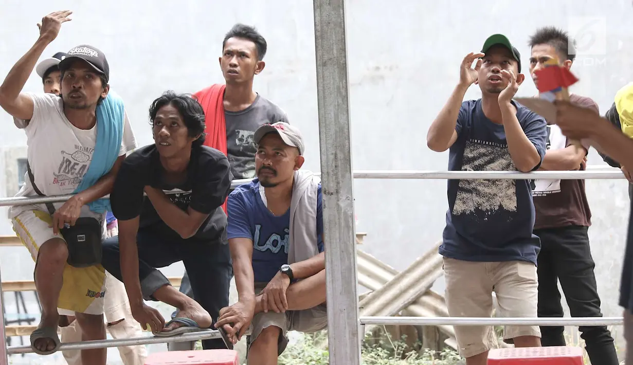 Peserta mengikuti lomba kicau burung di kawasan Kanal Banjir Timur, Jakarta, Rabu (29/8). Lomba yang diadakan komunitas pecinta burung itu menarik perhatian warga serta pengendara yang melintas di kawasan tersebut. (Liputan6.com/Immanuel Antonius)