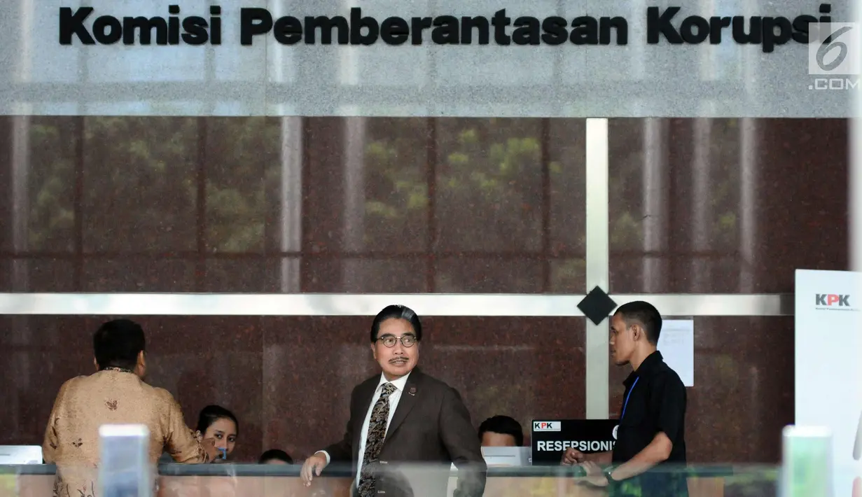 Pengacara Hotma Sitompul (tengah) usai menjalani pemeriksaan di Gedung KPK, Jakarta, Rabu (8/11). Hotma diperiksa terkait kasus dugaan korupsi KTP Elektronik. (Liputan6.com/Helmi Fithriansyah)