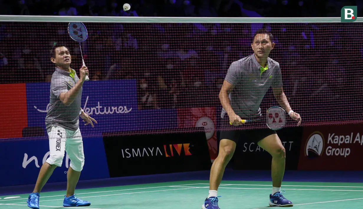 <p>Legenda pebulu tangkis Indonesia, Candra Wijaya (kiri) dan Sony Kuncoro bertanding dalam acara peringatan 50 tahun kerjasama antara Yonex dan PBSI di Istora Senayan, Jakarta, Sabtu (18/06/2022). (Bola.com/Bagaskara Lazuardi)</p>