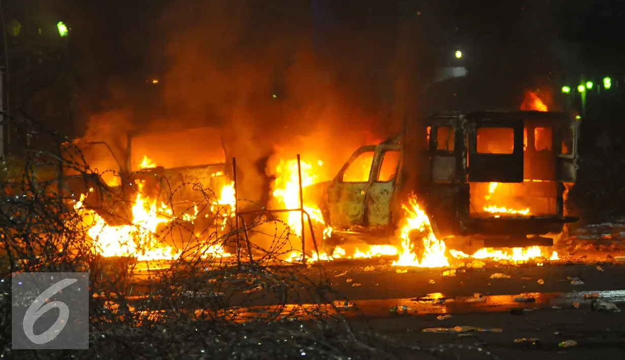 Api melahap mobil pengangkut petugas saat Aksi Damai 4 November berujung ricuh di kawasan Monas, Jakarta, Jumat (4/11). Kericuhan semakin meluas saat Polisi melemparkan gas air mata ke arah pendemo. (Liputan6.com/Angga Yuniar)