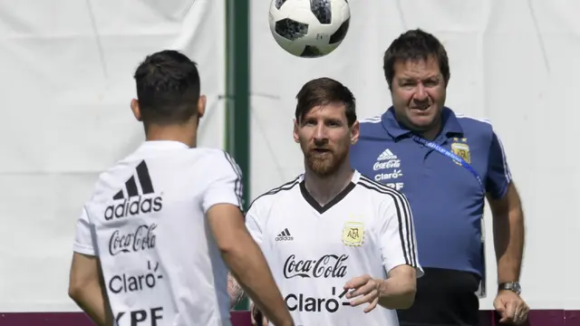 FOTO: Argentina di Ujung Tanduk, Lionel Messi Tetap Rileks