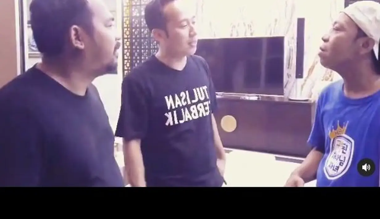 "Ya memang jahil parah-parah ya. Dulu waktu di kampus sempat diikat di tiang listrik, baju dibukain dikasih tempelan, ditontonin orang lewat," paparnya. (YouTube/Kanal Beddu)