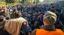 Ribuan imigran berdesakan di Sentilj, Slovenia untuk memasuki Austria, Selasa (3/11). Slovenia mengatakan kewalahan menghadapi arus ribuan migran yang melintasi wilayah negara itu untuk menuju Eropa barat. (AFP PHOTO/RENE GOMOLJ)