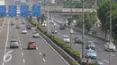 Suasana di Jalan Tol Dalam Kota lengang kawasan Gatot Subroto, Jakarta, Jumat (4/11). Lancarnya arus lalin disebabkan adanya Aksi Damai 4 November yang mengecam Ahok yang diduga melakukan penistaan agama. (Liputan6.com/Helmi Afandi)