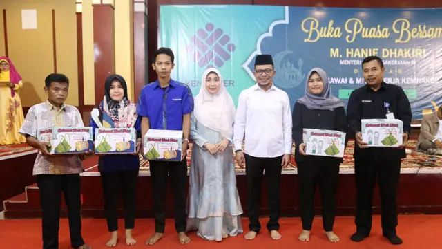 Menaker Hanif Dhakiri Bagikan 100 Paket Ramadan di Lingkungan Kemnaker