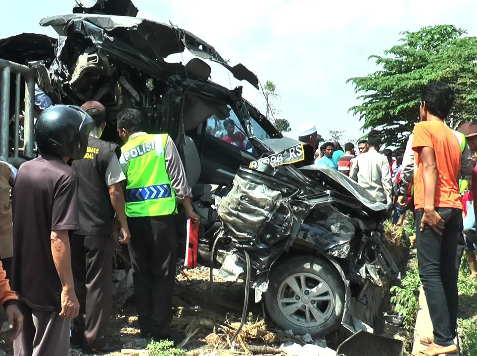 Mobil Toyota Avanza hancur setelah terseret sejauh 25 meter usai tertabrak KA Kaligung di Kendal, Jawa Tengah. (Liputan6.com/Felek Wahyu)