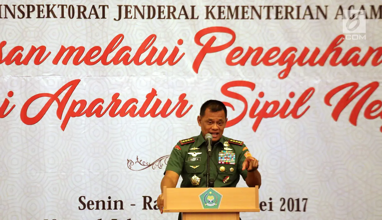 Panglima TNI Jenderal Gatot Nurmantyo memberikan ceramah pada Workshop bertajuk Pengawasan Melalui Peneguhan Pancasila Bagi Aparatur Sipil Negara yang digagas Inspektorat Jenderal Kemenag di Jakarta, Rabu (31/05). (Liputan6.com/Fery Pradolo)