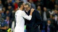 Pemain Real Madrid, Cristiano Ronaldo (kiri), membisikkan sesuatu kepada pelatih Paris Saint-Germain, Laurent Blanc (kanan), pada laga di Santiago Bernabeu, Madrid, Rabu (4/11/2015) dini hari WIB. (EFE via AS.com)