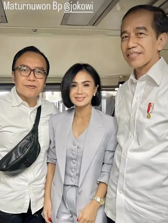 Yuni Shara pun tampil semi formal mengenakan setelan warna abu-abu, dari kemeja, vest, dan celananya. Dipadukan sneakers Nikenya. [Instagram/ @yunishara36]